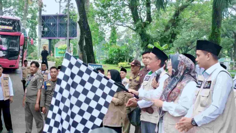 Foto Ist: Wakil Bupati Tangerang Intan Nurul Hikmah melepas keberangkatan jemaah haji Kabupaten Tangerang Kloter 15 JKB Tahun 1447 Hijriah/2026 Masehi dengan pengibaran bendera di lokasi pemberangkatan, Senin (11/5/2026). (Doc. Asep Munajat)