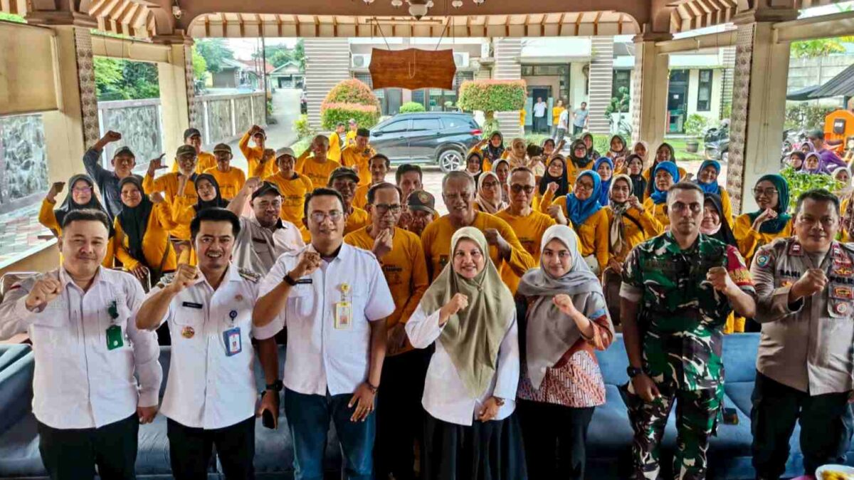 Foto Ist: Lurah Cisauk, Ramdhan Randika, bersama Camat Cisauk, Hendarto, jajaran pemerintah, unsur TNI-Polri, serta para anggota Satgas Bank Sampah berfoto bersama usai kegiatan Kick Off Gerakan Pengelolaan Sampah Berbasis Pemberdayaan Masyarakat sebagai implementasi Gerakan Indonesia Asri dan Program Unggulan SELARAS di Kelurahan Cisauk, Kecamatan Cisauk, Kabupaten Tangerang, Rabu (13/05/2026).