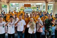 Foto Ist: Lurah Cisauk, Ramdhan Randika, bersama Camat Cisauk, Hendarto, jajaran pemerintah, unsur TNI-Polri, serta para anggota Satgas Bank Sampah berfoto bersama usai kegiatan Kick Off Gerakan Pengelolaan Sampah Berbasis Pemberdayaan Masyarakat sebagai implementasi Gerakan Indonesia Asri dan Program Unggulan SELARAS di Kelurahan Cisauk, Kecamatan Cisauk, Kabupaten Tangerang, Rabu (13/05/2026).