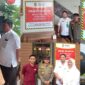 Foto Ist: Petugas Badan Pendapatan Daerah (Bapenda) Kabupaten Tangerang bersama Satpol PP melakukan pemasangan stiker peringatan pada sejumlah restoran di wilayah Kecamatan Kelapa Dua yang menunggak pajak daerah, sebagai bentuk penindakan administratif guna meningkatkan kepatuhan wajib pajak.