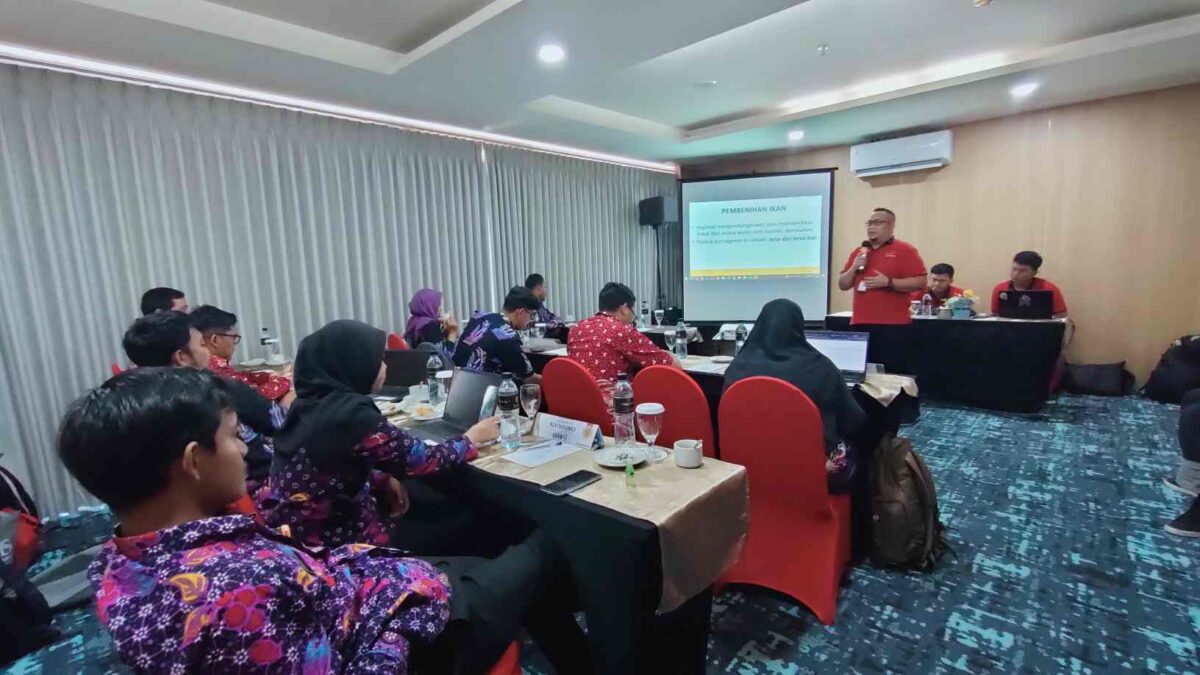 Foto Ist: Suasana penyampaian materi oleh narasumber Deni Rusmawan, S.Pd pada kegiatan Pelatihan dan Sertifikasi Kompetensi BNSP yang digelar Dinas Perikanan Kabupaten Tangerang.