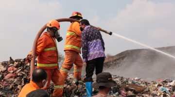 Api di TPA Jatiwaringin Mulai Terkendali, BNPB Kerahkan Dua Helikopter Water Bombing