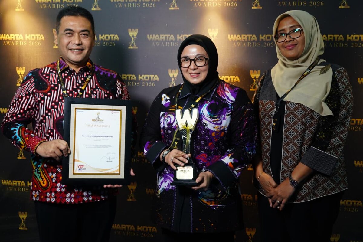Foto Ist: Wakil Bupati Tangerang, Intan Nurul Hikmah, saat menerima penghargaan Pelopor Pendidikan Swasta Gratis Berkelanjutan dalam ajang Warta Kota Award 2026 di Gedung Menara Kompas, Jakarta Pusat.
