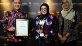 Foto Ist: Wakil Bupati Tangerang, Intan Nurul Hikmah, saat menerima penghargaan Pelopor Pendidikan Swasta Gratis Berkelanjutan dalam ajang Warta Kota Award 2026 di Gedung Menara Kompas, Jakarta Pusat.