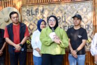 Foto Ist: Wakil Bupati Tangerang, Intan Nurul Hikmah, saat memberikan sambutan dalam kunjungannya ke Pasar Rakyat Alam Bambu Ciakar, Kecamatan Panongan.