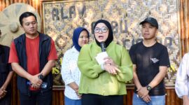 Foto Ist: Wakil Bupati Tangerang, Intan Nurul Hikmah, saat memberikan sambutan dalam kunjungannya ke Pasar Rakyat Alam Bambu Ciakar, Kecamatan Panongan.