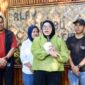 Foto Ist: Wakil Bupati Tangerang, Intan Nurul Hikmah, saat memberikan sambutan dalam kunjungannya ke Pasar Rakyat Alam Bambu Ciakar, Kecamatan Panongan.