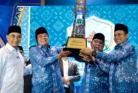 Foto Ist: Bupati Tangerang Moch. Maesyal Rasyid menerima trofi Juara Umum Musabaqah Tilawatil Qur'an (MTQ) XXIII Tingkat Provinsi Banten dari Wakil Gubernur Banten, Dimyati Natakusumah, pada malam penutupan MTQ di Kawasan Pusat Pemerintahan Provinsi Banten (KP3B), Kota Serang, Kamis (9/7/2026). Kabupaten Tangerang berhasil mempertahankan gelar Juara Umum untuk kelima kalinya secara berturut-turut.