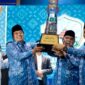 Foto Ist: Bupati Tangerang Moch. Maesyal Rasyid menerima trofi Juara Umum Musabaqah Tilawatil Qur'an (MTQ) XXIII Tingkat Provinsi Banten dari Wakil Gubernur Banten, Dimyati Natakusumah, pada malam penutupan MTQ di Kawasan Pusat Pemerintahan Provinsi Banten (KP3B), Kota Serang, Kamis (9/7/2026). Kabupaten Tangerang berhasil mempertahankan gelar Juara Umum untuk kelima kalinya secara berturut-turut.