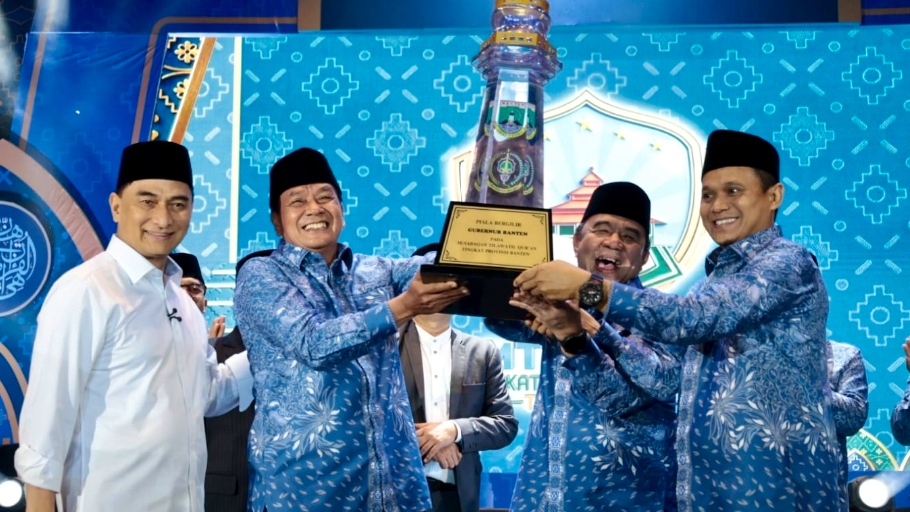 Foto Ist: Bupati Tangerang Moch. Maesyal Rasyid menerima trofi Juara Umum Musabaqah Tilawatil Qur'an (MTQ) XXIII Tingkat Provinsi Banten dari Wakil Gubernur Banten, Dimyati Natakusumah, pada malam penutupan MTQ di Kawasan Pusat Pemerintahan Provinsi Banten (KP3B), Kota Serang, Kamis (9/7/2026). Kabupaten Tangerang berhasil mempertahankan gelar Juara Umum untuk kelima kalinya secara berturut-turut.