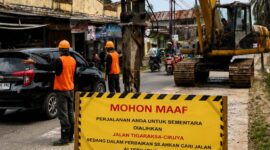 Foto Ist: Alat berat milik Dinas Bina Marga dan Sumber Daya Air (DBMSDA) Kabupaten Tangerang tengah melaksanakan pekerjaan rekonstruksi dan peningkatan infrastruktur sebagai bagian dari program penanganan 76 ruas jalan dan jembatan di 29 kecamatan.