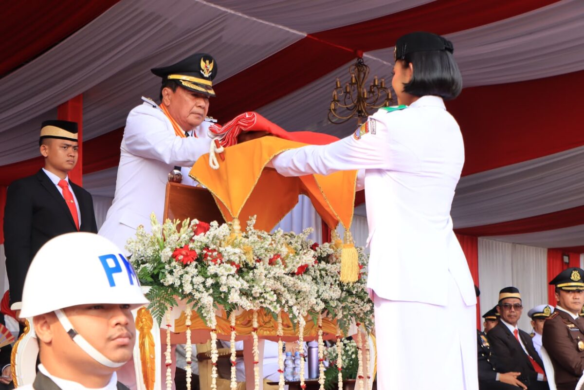 Foto Ist: Bupati Tangerang Moch. Maesyal Rasyid menyerahkan duplikat Bendera Merah Putih kepada anggota Pasukan Pengibar Bendera Pusaka (Paskibraka) dalam upacara peringatan HUT ke-81 Kemerdekaan Republik Indonesia di Lapangan Raden Aria Yudhanegara, Puspemkab Tangerang, Senin (17/8/2026).