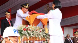 Foto Ist: Bupati Tangerang Moch. Maesyal Rasyid menyerahkan duplikat Bendera Merah Putih kepada anggota Pasukan Pengibar Bendera Pusaka (Paskibraka) dalam upacara peringatan HUT ke-81 Kemerdekaan Republik Indonesia di Lapangan Raden Aria Yudhanegara, Puspemkab Tangerang, Senin (17/8/2026).