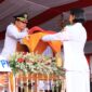 Foto Ist: Bupati Tangerang Moch. Maesyal Rasyid menyerahkan duplikat Bendera Merah Putih kepada anggota Pasukan Pengibar Bendera Pusaka (Paskibraka) dalam upacara peringatan HUT ke-81 Kemerdekaan Republik Indonesia di Lapangan Raden Aria Yudhanegara, Puspemkab Tangerang, Senin (17/8/2026).