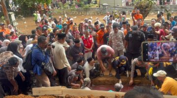 Jenazah Surakman Korban Arupadhatu 1 Dipulangkan ke Carita, Dimakamkan di TPU Ki Demang